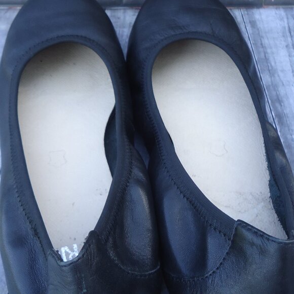 SIZE 7.5. Caprice black leather classic ballet flats. - Picture 7 of 16